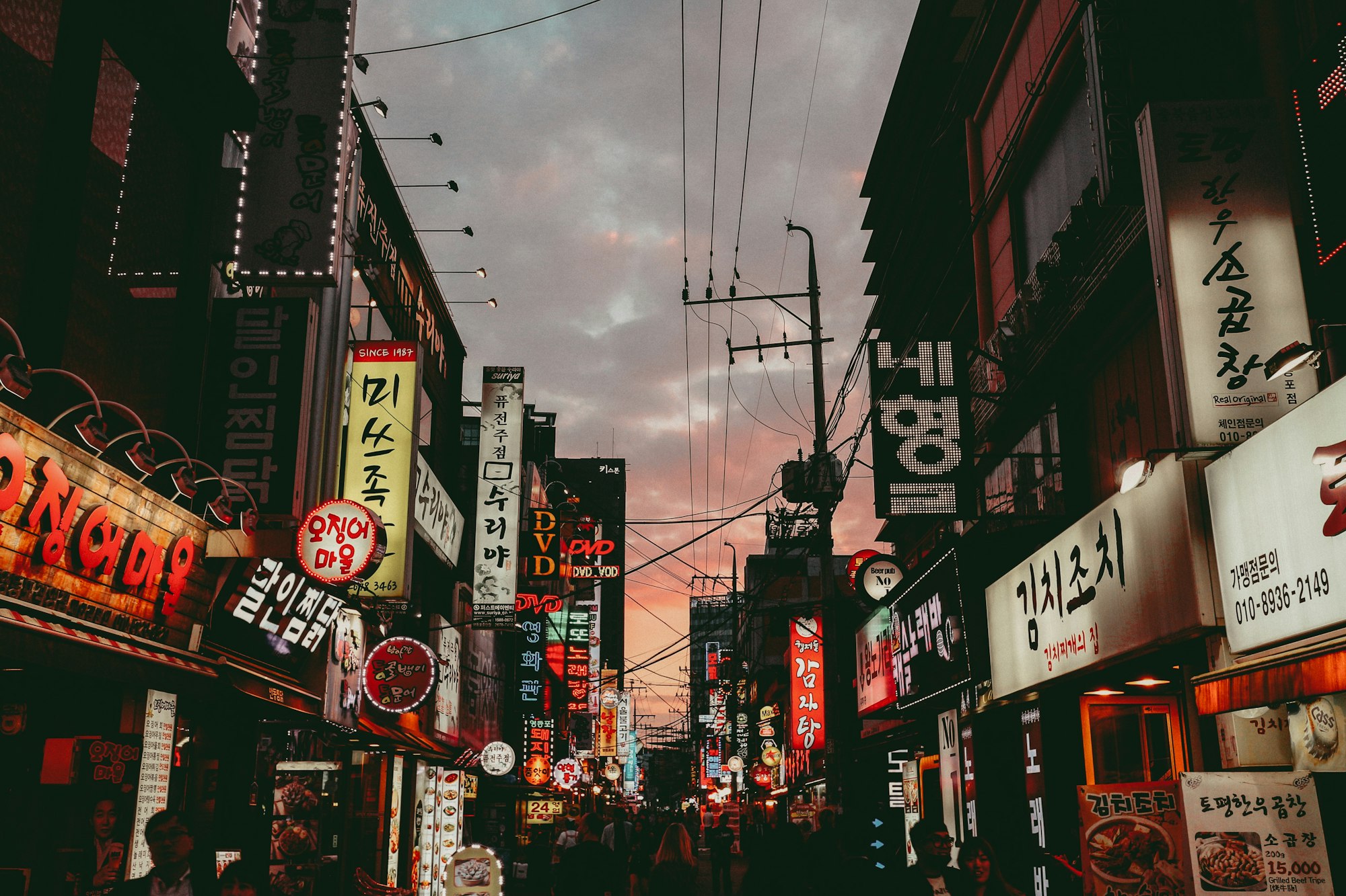 촬영 가이드: 저녁 골목 상권, 간판과 생활감이 보이는 컷